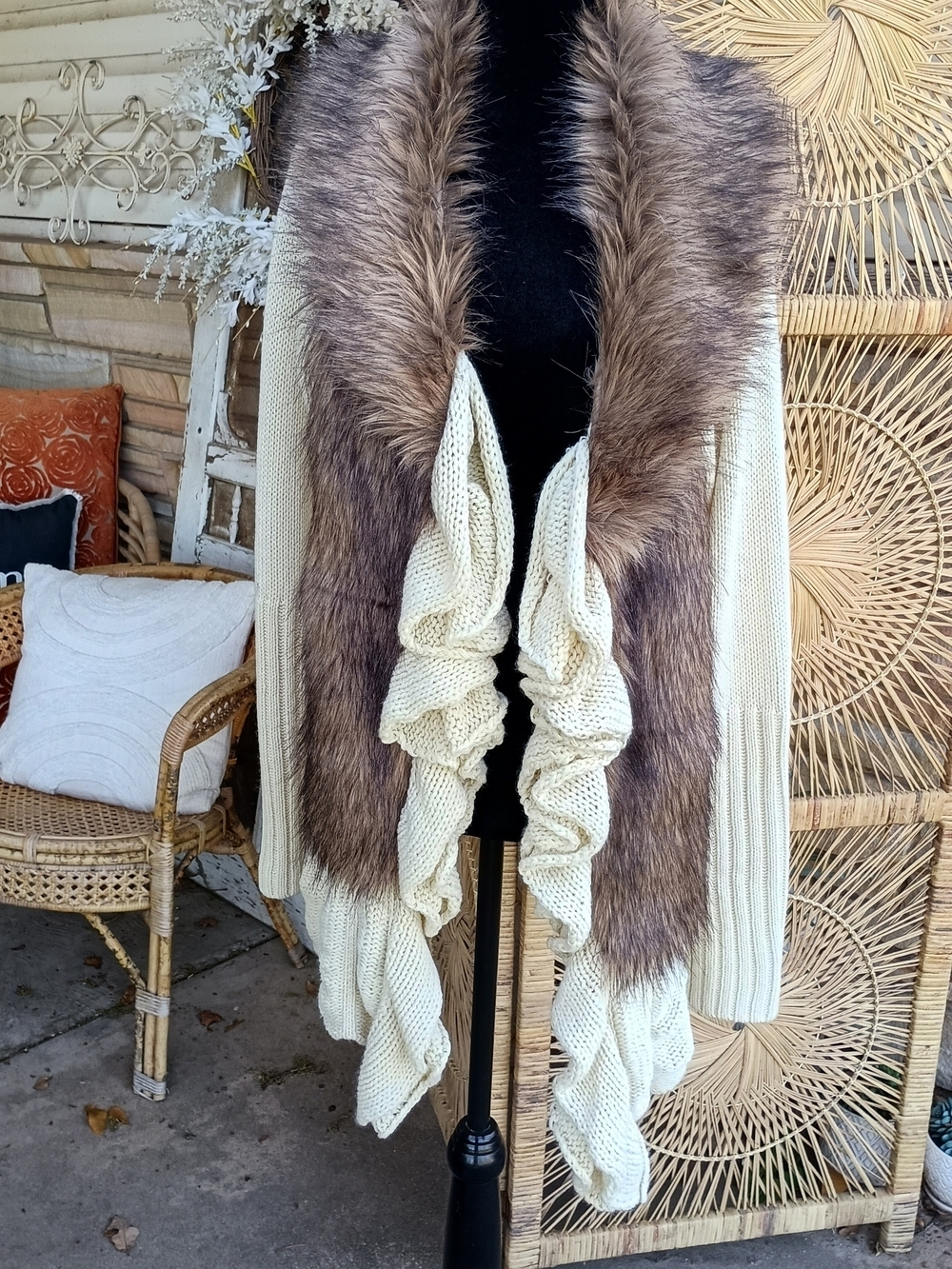 VENUS Cream Acrylic Sweater with Faux Fur Trim_XL